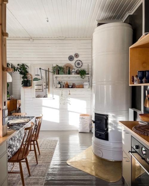 Дом в скандинавском стиле с винтажной мебелью и зелёными растениями. 07