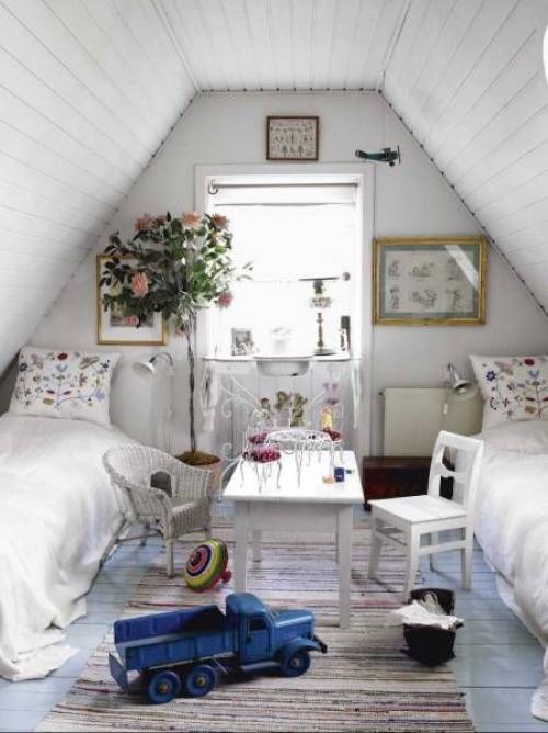 Интерьер маленькой мансарды целесообразно обустроить под спальню. 05