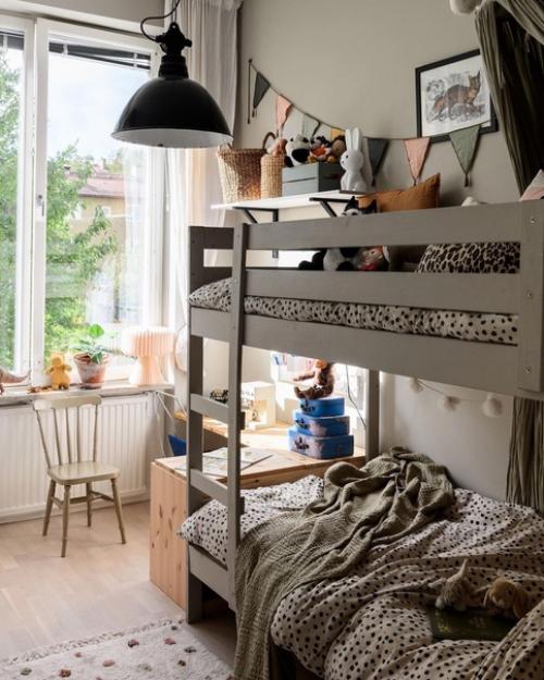 Добро пожаловать в скандинавскую квартиру с просторным балконом и с максимально простой основой и яркими акцентами. 01