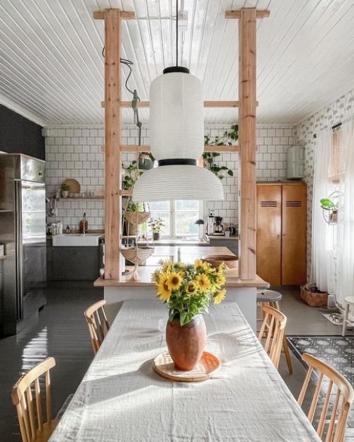 Дом в скандинавском стиле с винтажной мебелью и зелёными растениями. 03