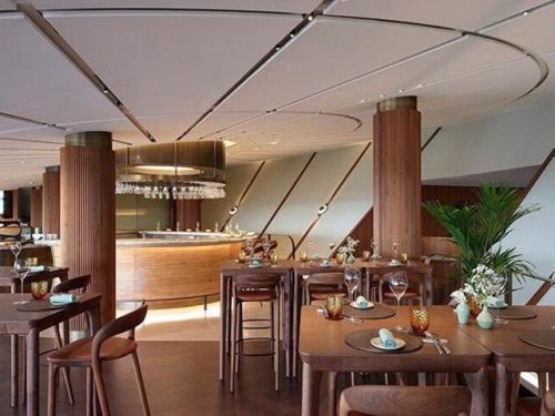 В венгерском регионе токай - хедьялья появилась винодельня Sauska Tokaj, архитектура которой будто парит над землёй. 04