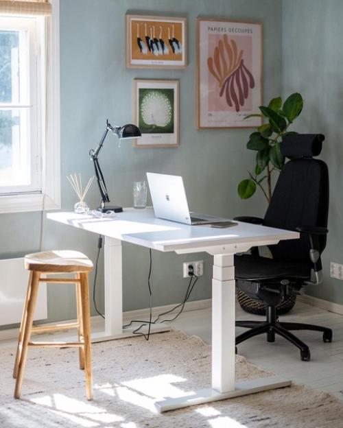 Дом в скандинавском стиле с винтажной мебелью и зелёными растениями. 08