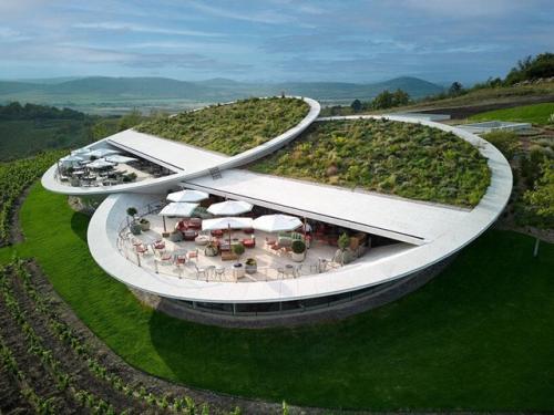 В венгерском регионе токай - хедьялья появилась винодельня Sauska Tokaj, архитектура которой будто парит над землёй. 01