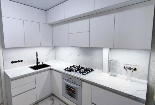 Уютная атмосфера вашего дома с белой кухней. 01