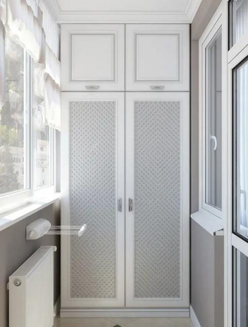 Светлый, торжественный, с вкраплением золота, интерьер кухни в стиле неоклассика. 04