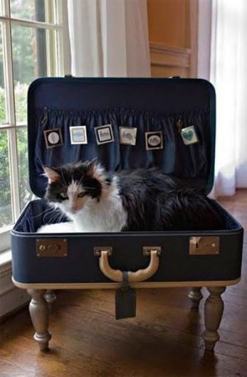 7 способов использования старого чемодана в интерьере: от пуфика до подставки для цветов и это не ящик для новогодних игрушек. 06