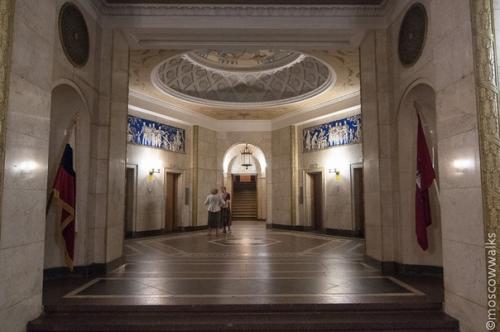 История одной из самых красивых сталинских высоток - жилой дом на котельнической набережной. 01