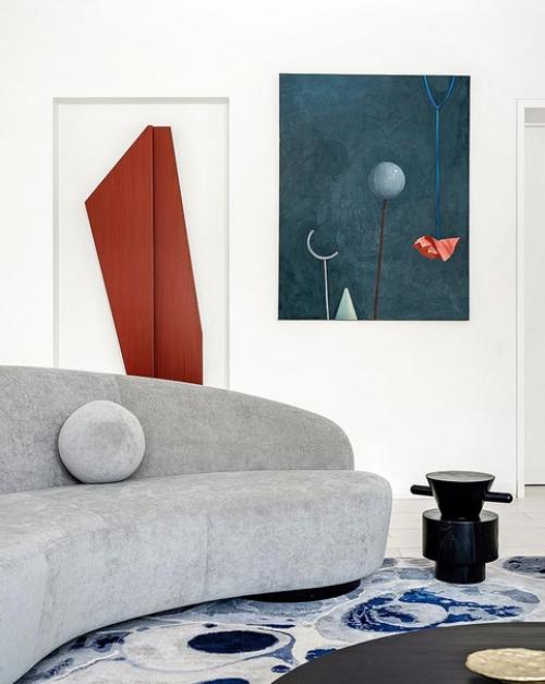 Архитектор Илья цветков и дизайнер Ната валуйская, оформляя подмосковный дом, с пиететом отнеслись к разнообразной коллекции заказчиков. 01