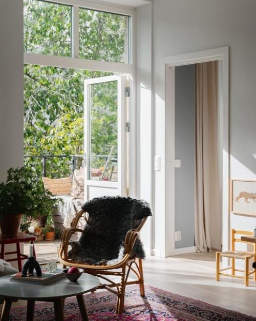 Добро пожаловать в скандинавскую квартиру с просторным балконом и с максимально простой основой и яркими акцентами. 07