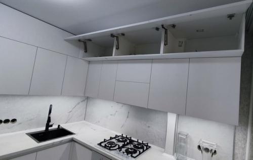 Уютная атмосфера вашего дома с белой кухней. 05