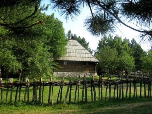 Старая деревня сирогойно (традиционное сербское строительство). 01