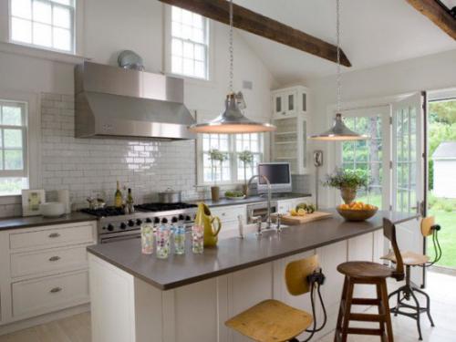 В своем доме в отличии от квартиры часто появляется возможность организовать на кухне остров! 01