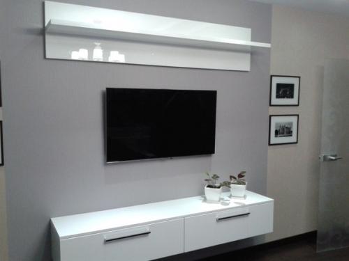 Белая мебель, в том числе и стенка, в интерьере гостиной способна подчеркнуть изысканный вкус хозяев квартиры и их гостеприимность. 02