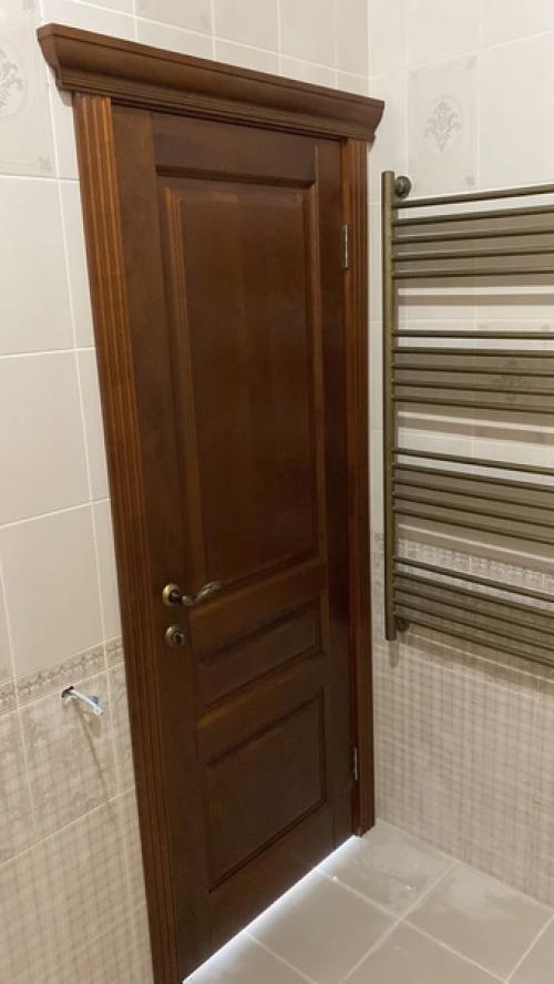 Межкомнатные деревянные двери из массива ольхи бенатти от производителя Форест в интерьере современного дома. 04