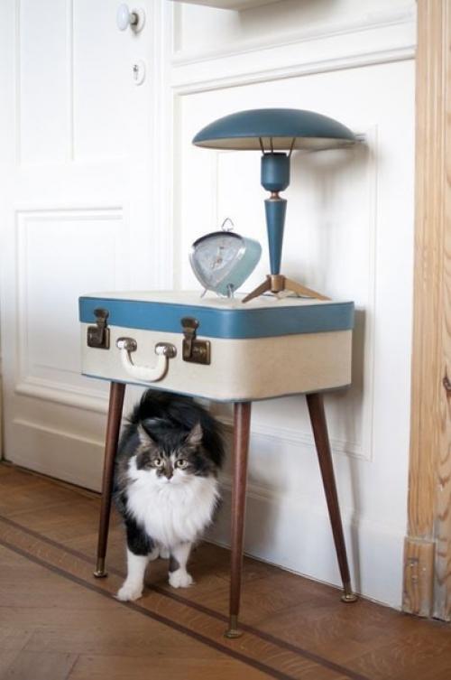 7 способов использования старого чемодана в интерьере: от пуфика до подставки для цветов и это не ящик для новогодних игрушек. 04