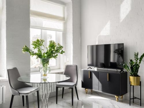 Интерьер двухуровневой студии 27 кв. 04