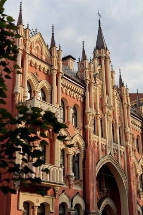 Неоготический розовый замок барона гильдебандта. 01