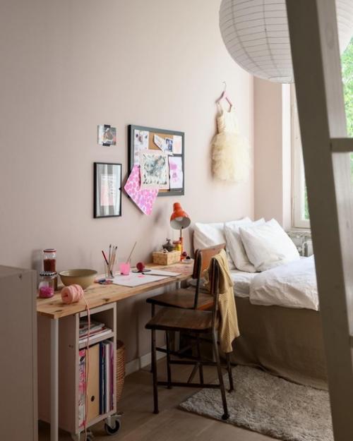 Добро пожаловать в скандинавскую квартиру с просторным балконом и с максимально простой основой и яркими акцентами. 06