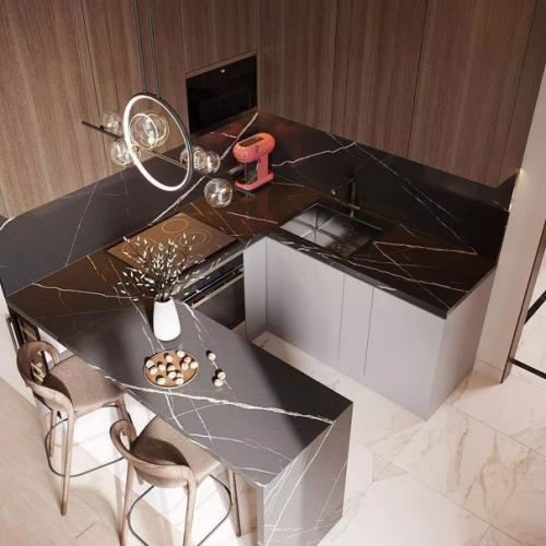 Чтобы создавалось ощущение широты и простора, помещение этой кухни - гостиной освободили от внутренних перегородок. 04