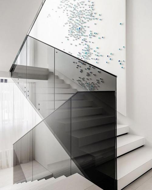 Архитектор Илья цветков и дизайнер Ната валуйская, оформляя подмосковный дом, с пиететом отнеслись к разнообразной коллекции заказчиков. 02