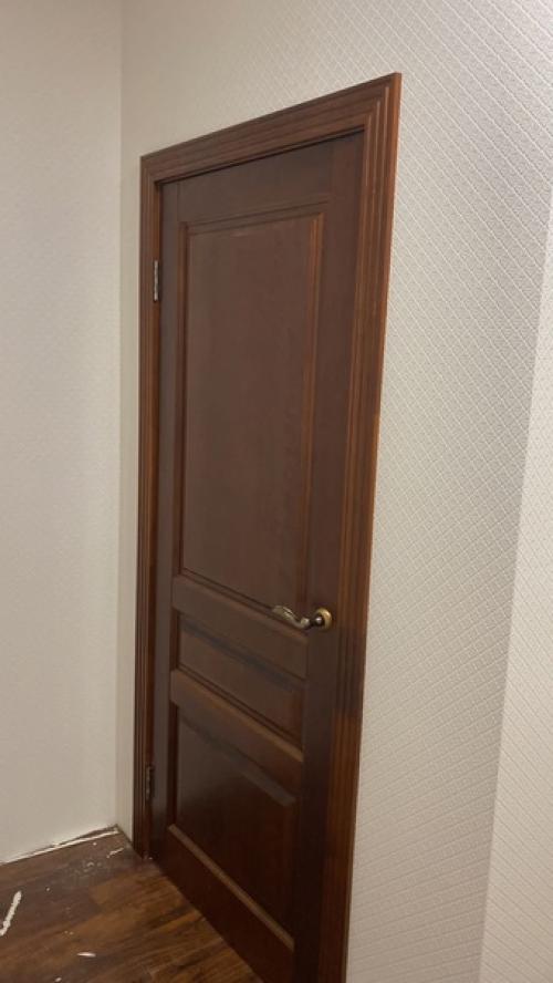 Межкомнатные деревянные двери из массива ольхи бенатти от производителя Форест в интерьере современного дома. 02