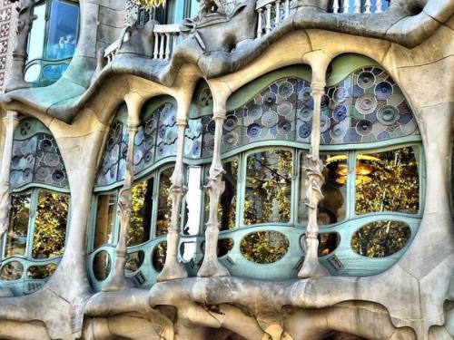 Дом бальо.  Дом бальо - знаменитое творение великого каталонского зодчего Антонио гауди. 07