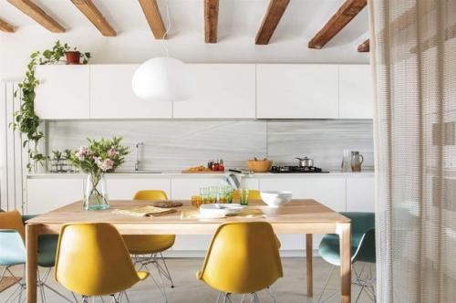 Квартира площадью всего 40 м 2 с балконом и где всё вместе: пространство без перегородок с кухней, гостиной и спальней, которое прекрасно работает. 04