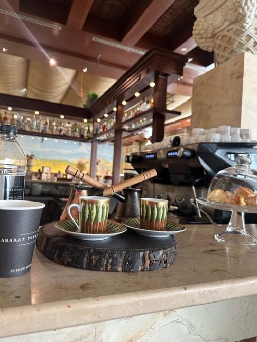 Легендарный ресторан Арарат - это ресторан армянской кухни, находящийся на первом этаже отеля Арарат парк хаятт Москва. 05