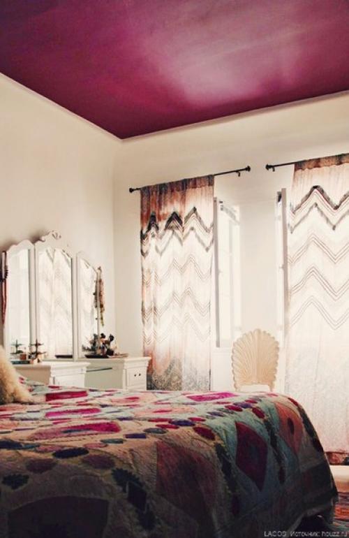 Потолок чаще всего оставляют белым и гладким, но ведь это не единственный вариант оформления. 01