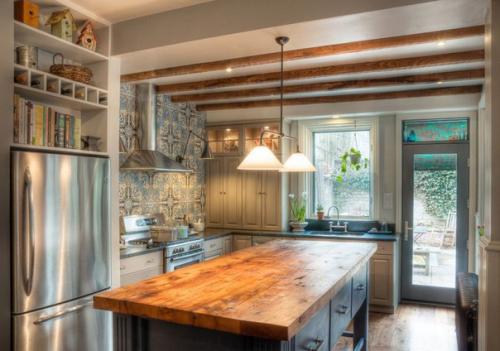 В своем доме в отличии от квартиры часто появляется возможность организовать на кухне остров! 03