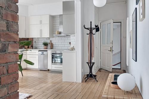 Небольшая скандинавская квартира с кирпичной стеной (53 кв. 04