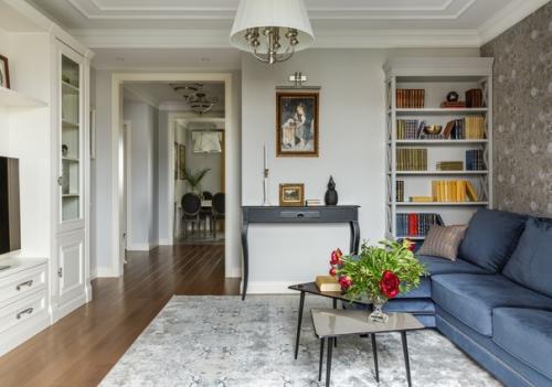 В этой квартире, которая расположена в зеленом московском районе, живет супружеская пара с тремя детьми. 06