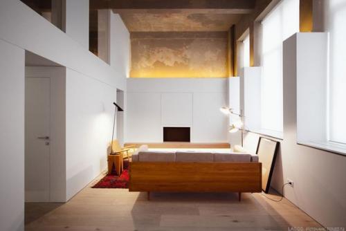 Потолок чаще всего оставляют белым и гладким, но ведь это не единственный вариант оформления. 06