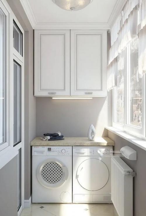 Светлый, торжественный, с вкраплением золота, интерьер кухни в стиле неоклассика. 03