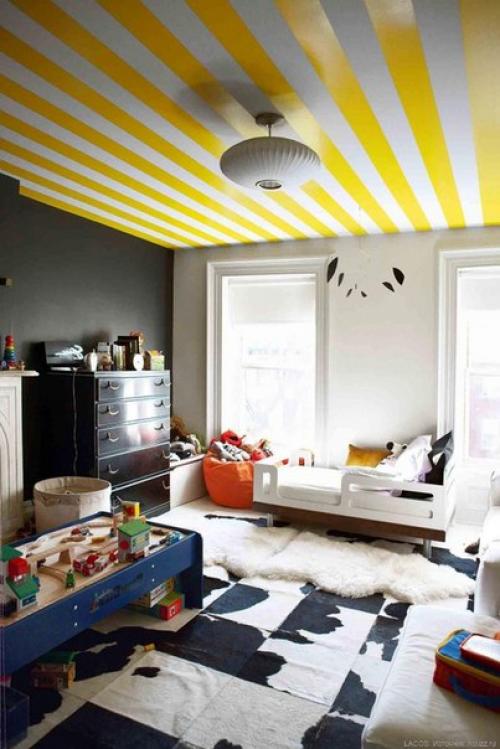 Потолок чаще всего оставляют белым и гладким, но ведь это не единственный вариант оформления. 02