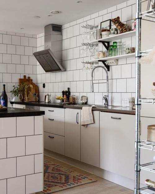 Добро пожаловать в скандинавскую квартиру с просторным балконом и с максимально простой основой и яркими акцентами. 02