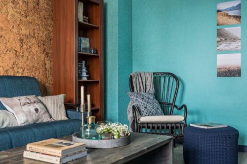 Двухкомнатная квартира со множеством деталей синего цвета и природными мотивами. 01