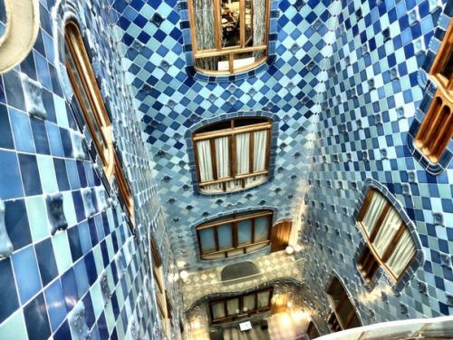 Дом бальо.  Дом бальо - знаменитое творение великого каталонского зодчего Антонио гауди. 08