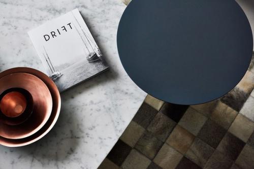 Оттенки серого украшают мрачную роскошную квартиру на Тайване // 01. 07