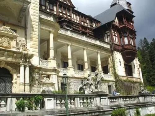 Замок пелеш расположен на средневековом пути, соединяющем Трансильванию и валахию, в живописном месте карпат, неподалеку от города синая в Румынии. 02