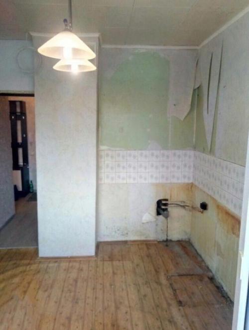 Ремонт в кухне.  Только полка над столом выглядит немного лишней. 03