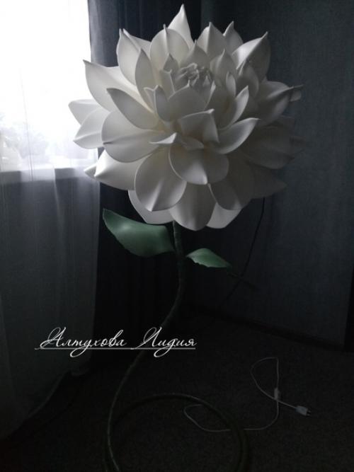 Светильник - торшер модный акцент ушедшего года, выполнен из безопасного материала изолон. 03