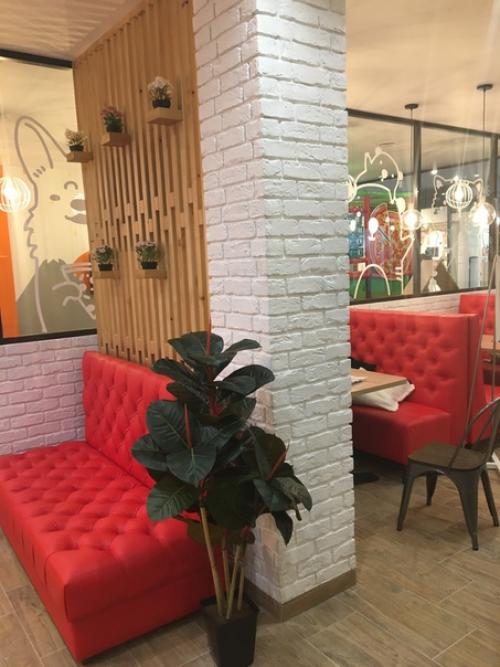 Ух - ты.  Вы только посмотрите на наш стильный интерьер. 05