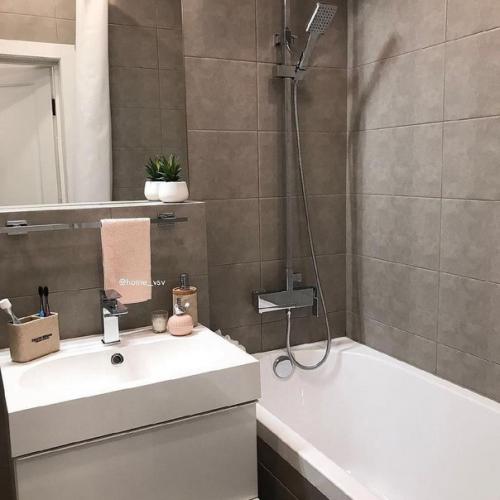 Интерьер евродвушки.  Планировкой и дизайном хозяева квартиры занимались самостоятельно. 06