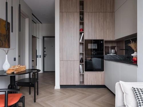 Заказчик хотел, чтобы его жилье было максимально функциональным, комфортным и визуально лаконичным. 01