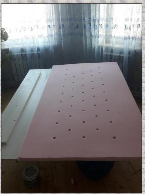 Чтобы сделать деревянную кровать своими руками, начните с самых маленьких треугольников сверху и снизу и двигайтесь к центру. 01