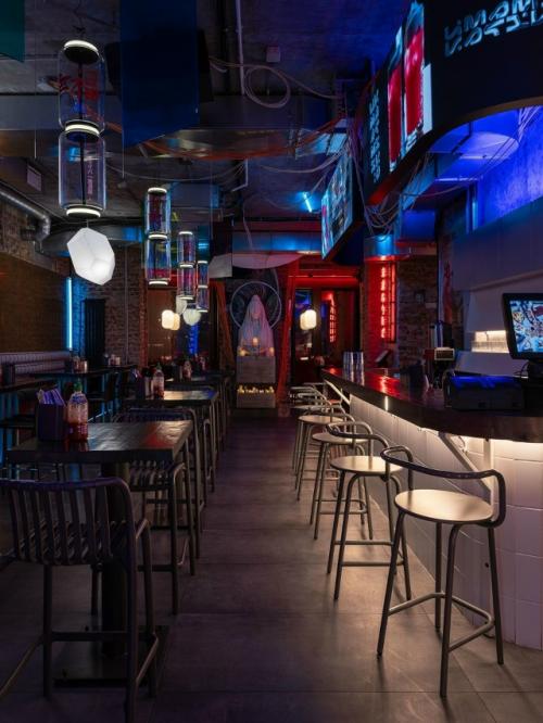 Провода, неон и граффити: азиатское кафе в Перми.

