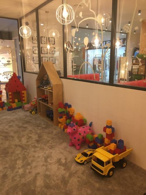 Ух - ты.  Вы только посмотрите на наш стильный интерьер. 02