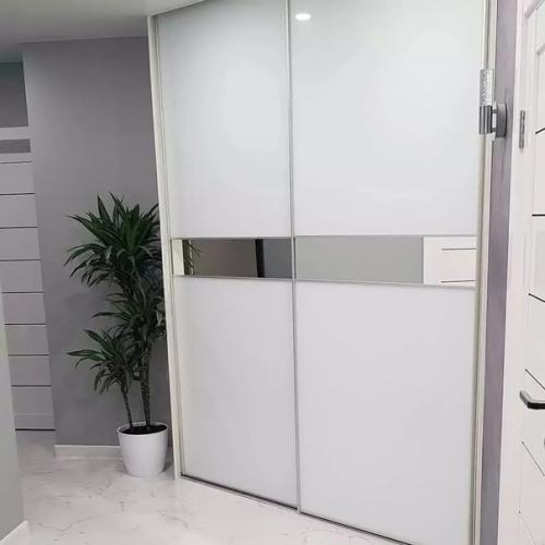 Квартира, оформленная в светлых тонах, выглядит элегантно и свежо, к тому же такой дизайн прекрасно комбинируется с любыми цветовыми решениями. 01