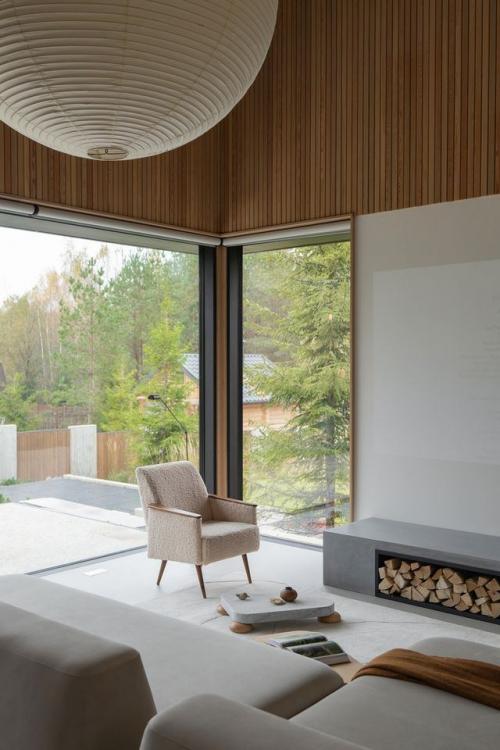 Современная дача с природными мотивами: дом 147, 3 м от Zrobim Architects.